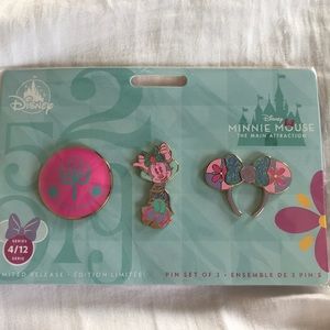 Its A Small World Minnie Mouse Pin Set
